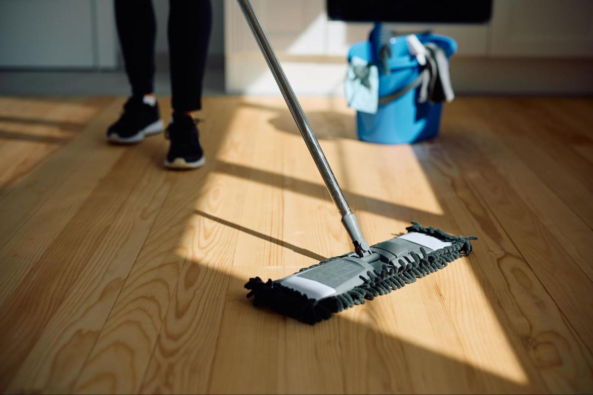 Parketvloer dweilen met licht vochtige microvezeldweil voor langere levensduur